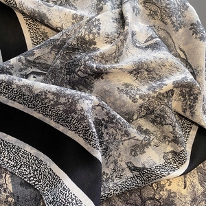 Écharpe rétro Toile de Jouy imprimé léopard avec bordures noires et texture tissée