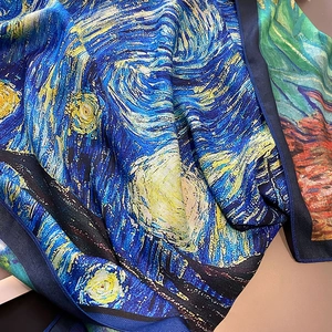 Détail macro du foulard en soie sergée avec impression d'art de la Nuit étoilée de Van Gogh