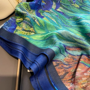 Écharpe en soie imprimé Iris de Van Gogh avec bordure luxueuse en chevrons bleus