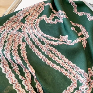 Green herringbone chain print scarf for women with elegant pink and white wave pattern