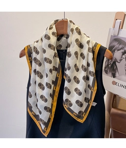 Détail du foulard vintage avec bordure jaune associé à un haut noir élégant