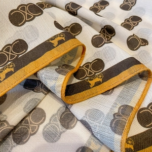 Élégant foulard carré en coton et lin avec motifs vintage de calèche et de chaînes