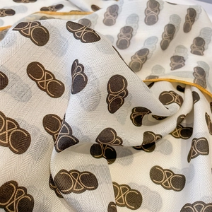 Écharpe élégante en coton et lin avec motif géométrique marron et bordure jaune