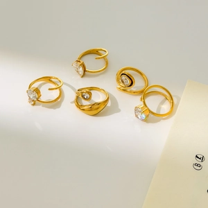 Set di cinque anelli placcati in oro con pietre di zircone in vari design eleganti