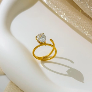 Dettaglio dell'anello placcato oro 18K con zircone a goccia e design a fascia divisa