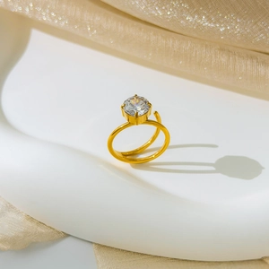 Dettaglio anello placcato oro 18K con grande zircone rotondo su tessuto di seta