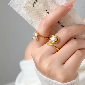Anelli placcati oro 18 carati con zirconi tondi e a goccia, design elegante