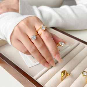 Anello aperto placcato oro 18K con zirconi rotondi e a goccia su fascia divisa