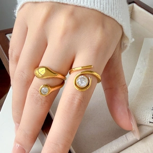 Dettaglio del set di anelli in oro 18K con zirconi bianchi indossati dalla modella