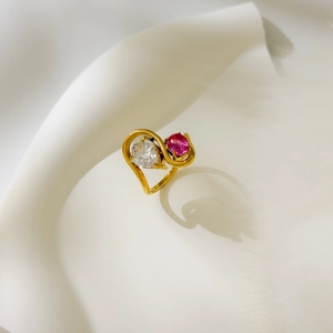 Détail macro de la bague Toi et Moi en or avec pierres violette et blanche torsadée