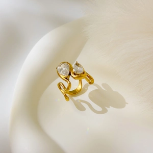 Vue macro d'une bague torsadée plaquée or 18K avec zircons violets en goutte
