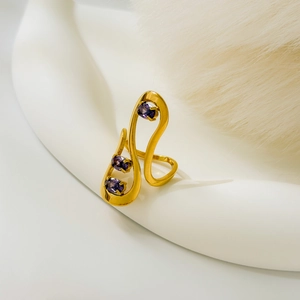 Macro de la bague plaquée or 18 carats avec zircons violets et design incurvé élégant