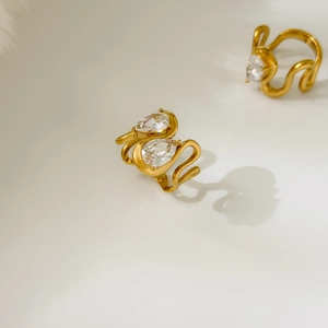 Détail macro de la bague torsadée plaquée or 18 carats avec deux zircons taille poire