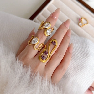 Bague courbée en titane plaqué or 18K avec zircon violet et motif goutte