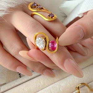 Vue détaillée de bagues ondulées plaquées or 18 carats avec zircons violets et roses