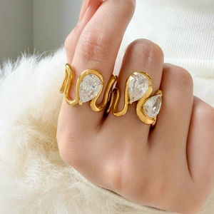 Bague élégante plaquée or 18K avec trois zircons violets taillés en poire et courbes d'eau