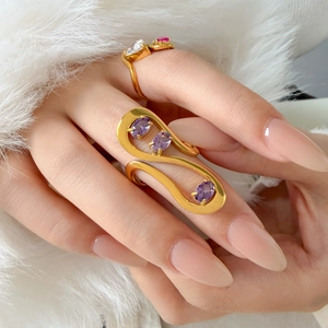Détail de bagues vagues plaquées or 18K ornées de zircons violets et roses brillants