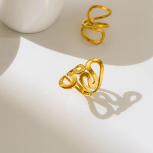 Close-up of hollow curved heart ring in 18K gold plated minimalist wave design