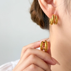 Boucles d'oreilles créoles bombées en C plaquées or 18 carats bicolores et polies