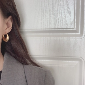 Glossy gold teardrop hoop earrings in a minimalist geometric U-shaped design for women