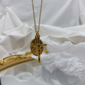 Détail du médaillon Vierge Marie plaqué or et collier avec pendentif crucifix