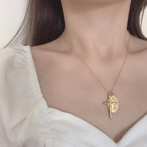 Collier Médaillon Vierge Marie Croix en Acier Inoxydable Plaqué Or Pendentif Pièce Religieuse pour Femme Bijoux de Mode Rétro