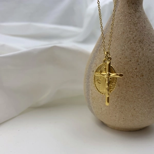 Détail du médaillon ovale Vierge Marie plaqué or et pendentif croix sur chaîne fine