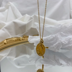 Collier en or avec médaille ovale de la Vierge Marie et petit pendentif en croix