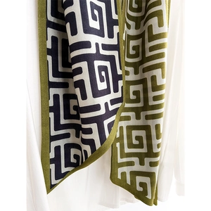 Foulard étroit avec motif labyrinthe géométrique en bleu marine et olive sur blanc