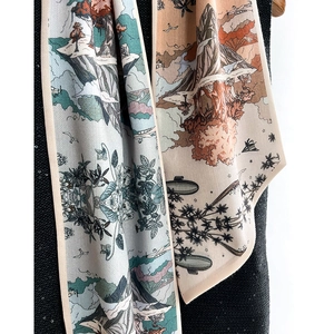 Foulard de mode en soie avec illustration de paysage élégante et motifs artistiques