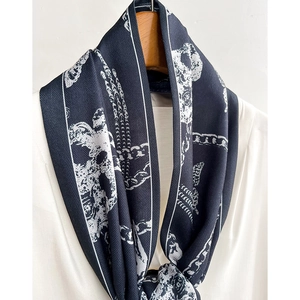 Sciarpa di seta da donna con stampa equestre blu navy e catena su gruccia
