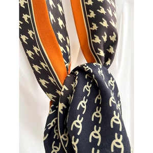 Narrow silk scarf with houndstooth and chain print in orange, black and beige