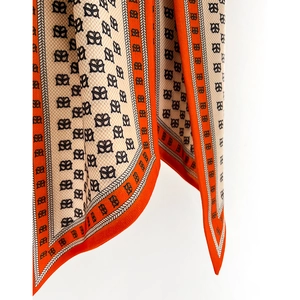 Écharpe élégante en soie beige avec bordure orange et motifs de lettres noires