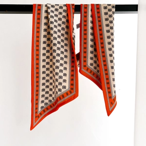Élégante écharpe étroite en soie avec motif géométrique et bordure orange vive