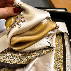 Écharpe élégante en soie avec motifs de magnolia et textures géométriques couleur champagne