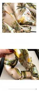 Détail d'un foulard en soie avec imprimé singe tropical et bords ourlés fins