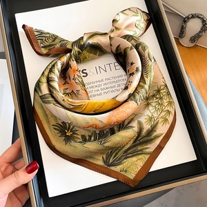 Carré en soie avec imprimé flamant tropical et feuilles de palmier en beige élégant