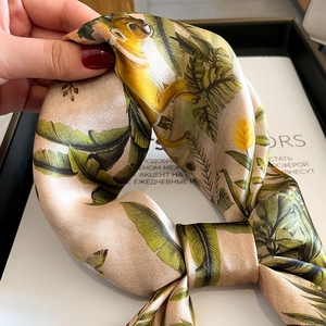 Carré de soie champagne avec imprimé de feuilles tropicales et motif de singe
