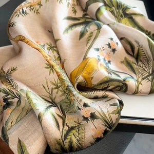 Carré de soie champagne élégant avec motifs de feuilles de palmier et singe tropical