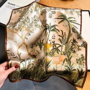Carré en soie pour femme avec imprimé jungle tropicale et motifs léopard élégants