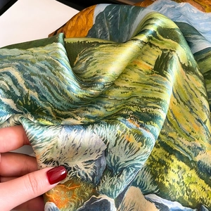Premium-Seidenschal aus Maulbeerseide mit Ölgemälde-Druck und perlmuttartigem Satin-Glanz