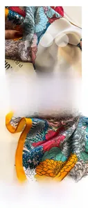 Gros plan d'un foulard en soie à fleurs avec texture satinée et bordure dorée raffinée