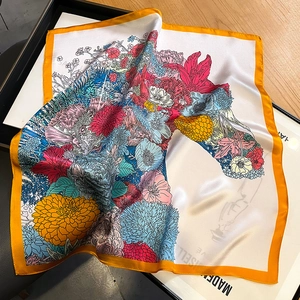 Carré en soie avec imprimé floral tête de cheval et bordure jaune élégante