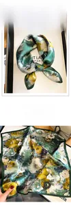 Détail d'un foulard en soie avec imprimé peinture à l'huile rétro et fini satiné