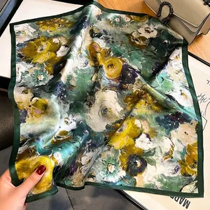 Carré de soie élégant au style peinture à l'huile florale avec des tons vert foncé et jaune