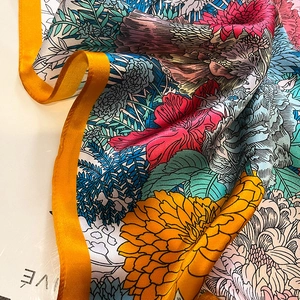 Foulard en soie avec imprimé floral vintage et bordure orange en plis souples
