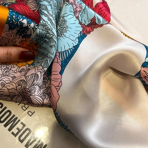 Élégant foulard en soie vintage avec motif pivoine brillant et texture lisse pour femmes