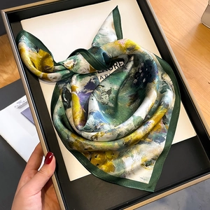Carré de soie élégant avec imprimé peinture à l'huile dans un coffret cadeau premium