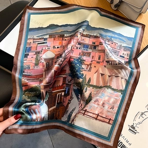 Eleganter Seidenschal mit Vintage-Architekturmuster und glatter Satin-Textur