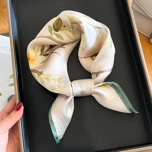 Carré En Satin De Mûrier Élégant Imprimé Fleur De Magnolia Satiné Doux Mode Bandeau Cheveux Foulard Femmes
